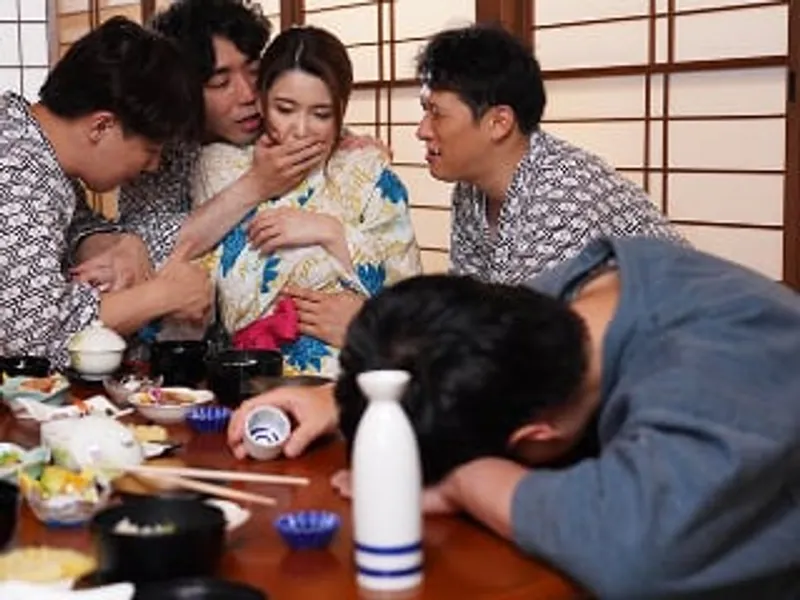 đưa bà xã đi suối nước nóng, anh xã không biết cô vợ bị người khác địt sấp mặt