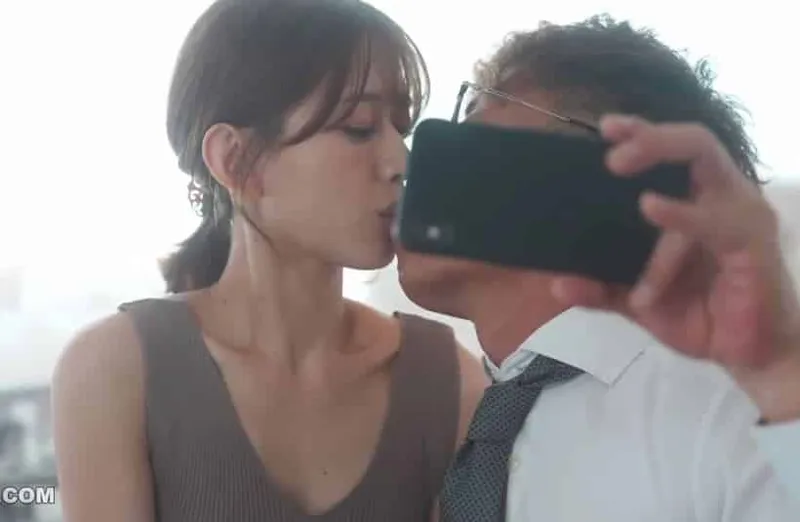 Thấy bà xã hơi lạ, ông chồng xem điện thoại vợ và thấy cảnh nắc với cấp trên của mình