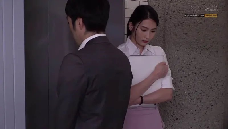 Em thư ký khốn khó bị tiền bối bắt vào khách sạn phục vụ đối tác