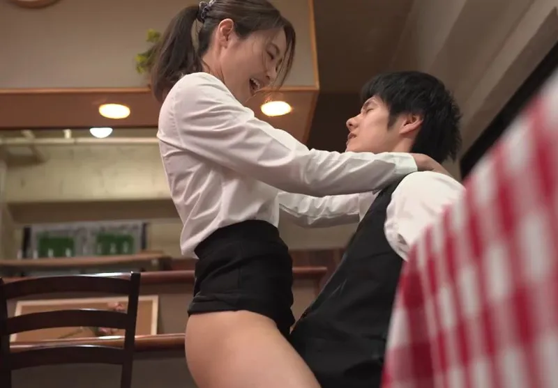 Cậu trai trẻ chịch cô nhân viên nữ có chồng nhưng ông xã “yếu”