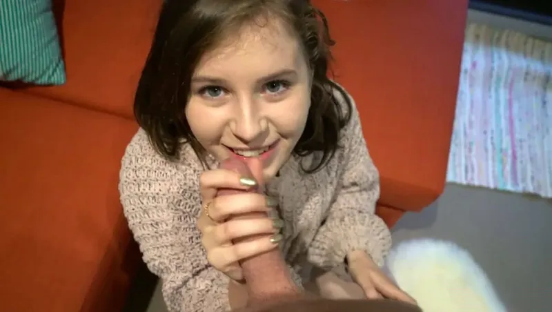 Bắn tinh ngập chiếc bướm hồng của người tình dễ thương