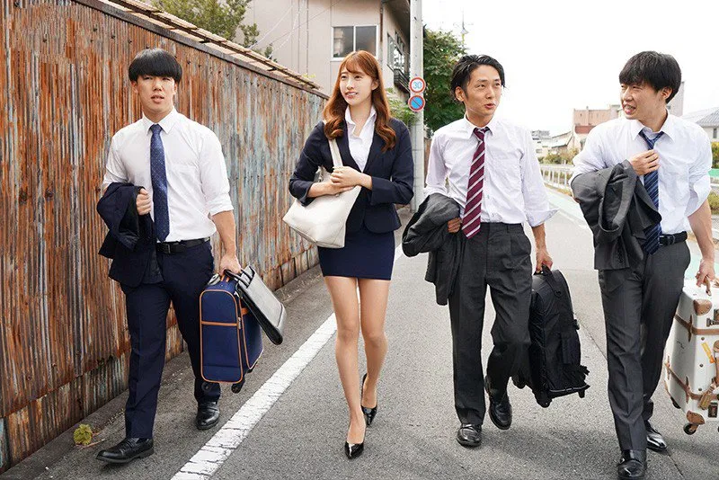 Nhầm lẫn khi đặt phòng, 3 nhân viên trúng độc đắc được ở cùng sếp nữ